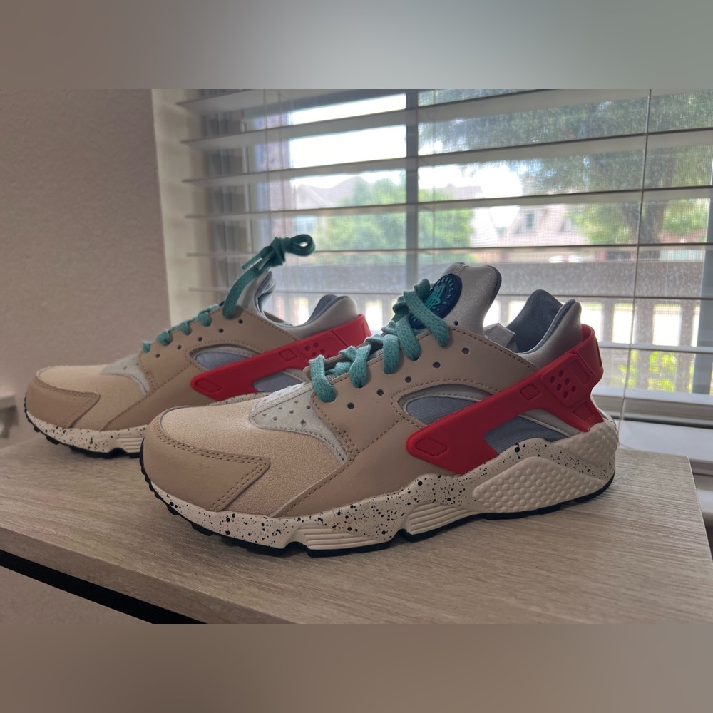 NWT Huarache Desert Ore - Size 8.5